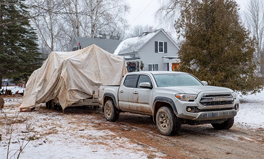 poorly-covered-trailer-truck-with-load-1