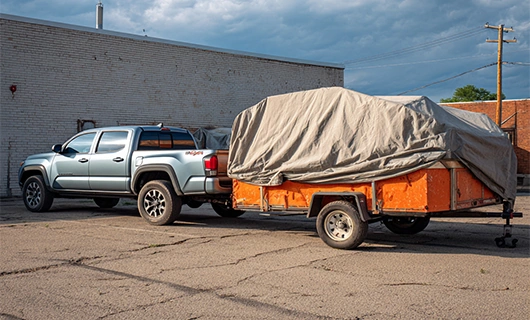 poorly-covered-trailer-truck-with-load-2